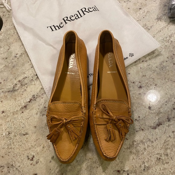 Prada tan leather pointed loafers / driving shoes w/ tassel tassle - Picture 2 of 8